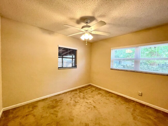 Building Photo - Cute 2/1.5 Quaint Bungalow with Single Garage in Winter Park right off Lee Road!