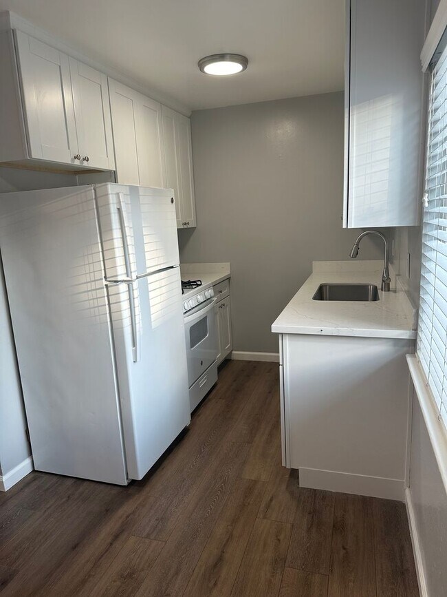 Building Photo - Beautifully updated 1/1 unit across the st...