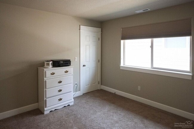 Building Photo - Newer construction / Community pool