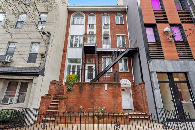 Building Photo - 117 Clinton St