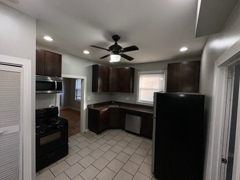 Building Photo - 2838 N Drake Ave