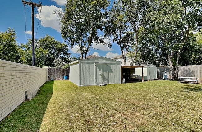 Building Photo - READY FOR MOVE IN NOW!
