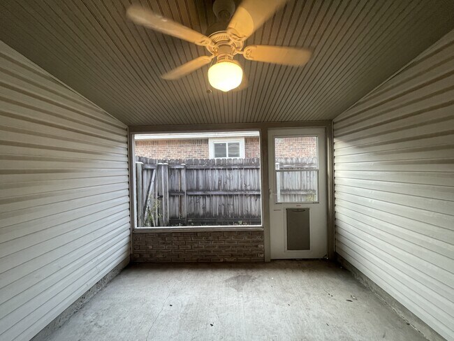 Building Photo - 858 Van Dyke Dr