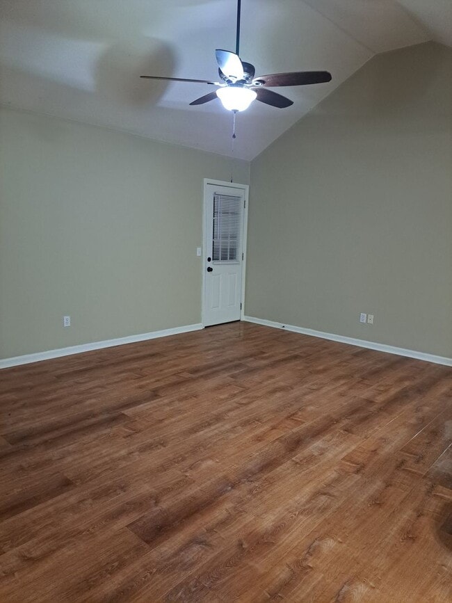 Building Photo - 3 Bed/3 Bath