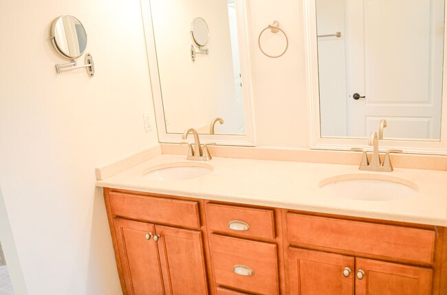 Building Photo - Gorgeous remodeled 3-bedroom, 2.5 bath hom...