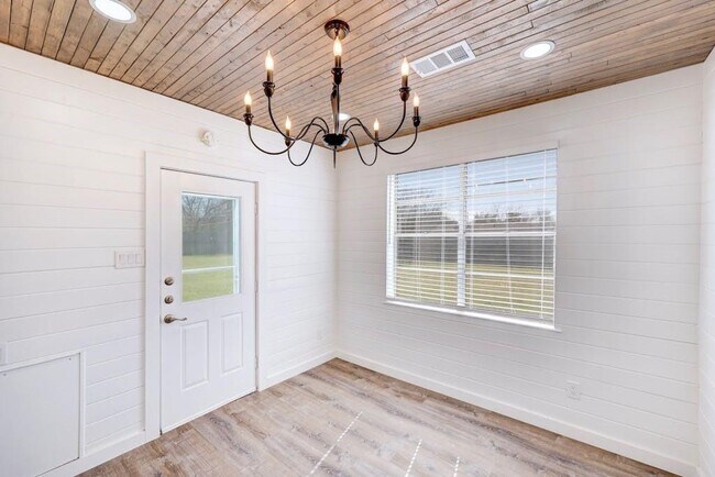 Building Photo - 801 Salem Ln