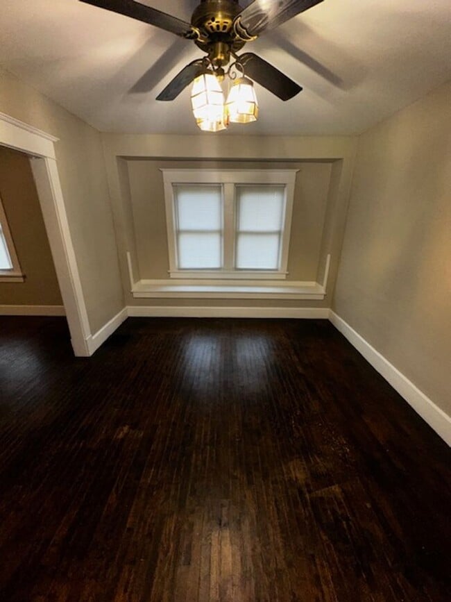 Building Photo - 2 bedroom 1 bath - available now!