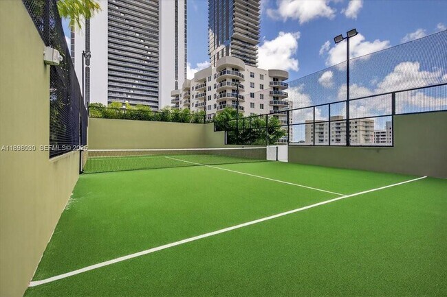 Building Photo - 700 NE 24th St