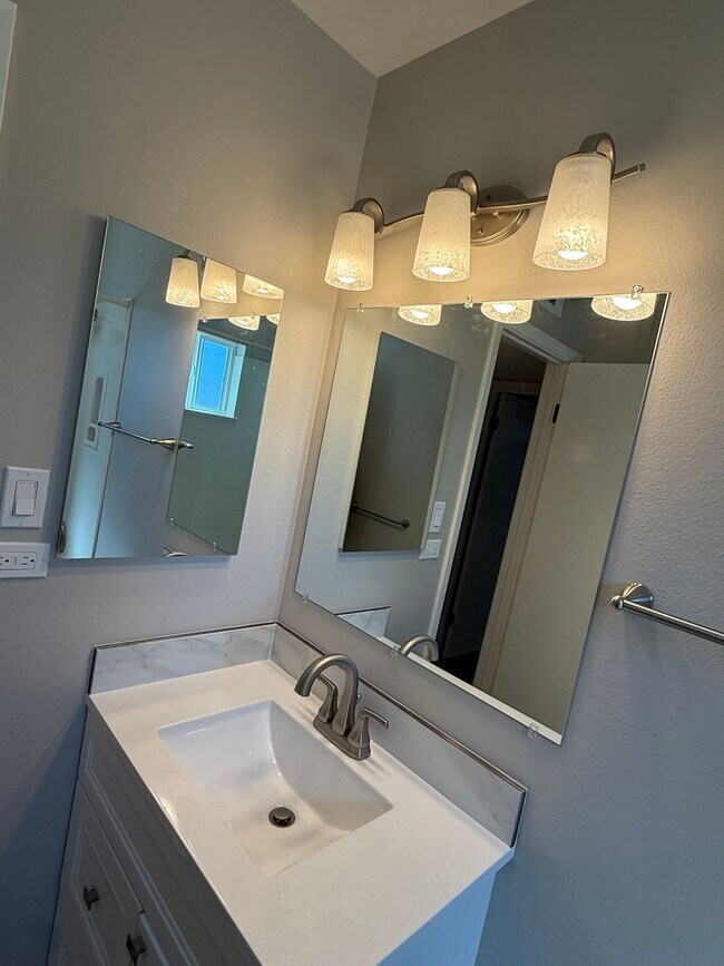 Building Photo - Remodeled 3 Bedroom Home Tempe