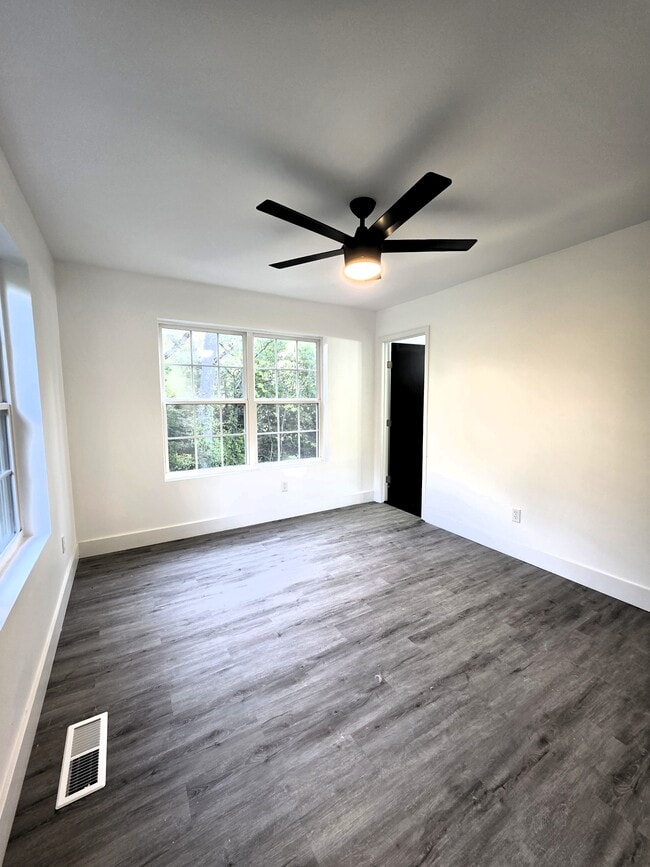 Building Photo - 12 New Sugar Creek Rd