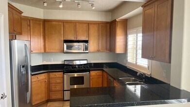 Building Photo - 2 Bedroom/2 Bathroom Condo in SLC