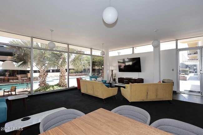 Building Photo - 207 W Clarendon Ave