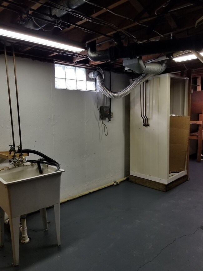 Building Photo - 1046 Leslie Ln