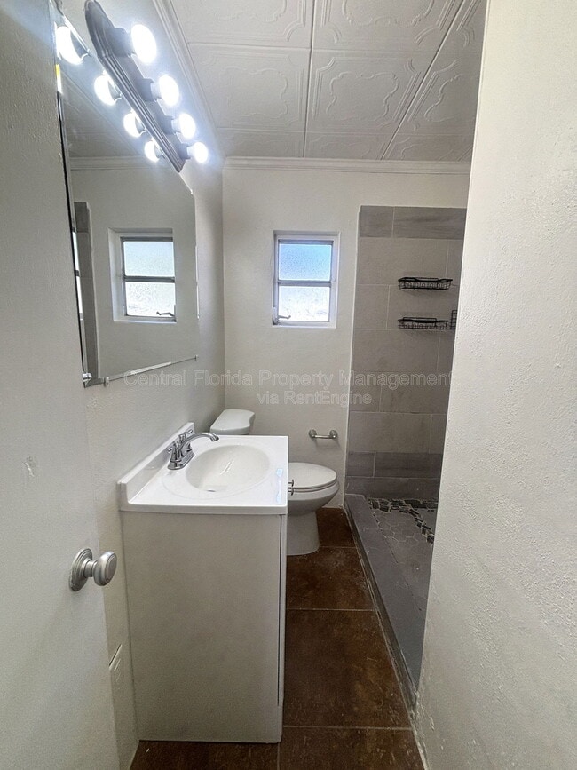 Building Photo - 842 Lake Ave