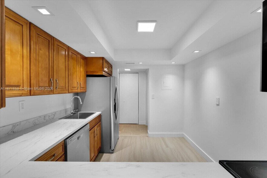 Building Photo - 1000 Parkview Dr