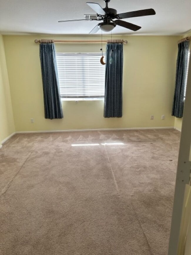 Building Photo - Downstairs Bed and Bath!