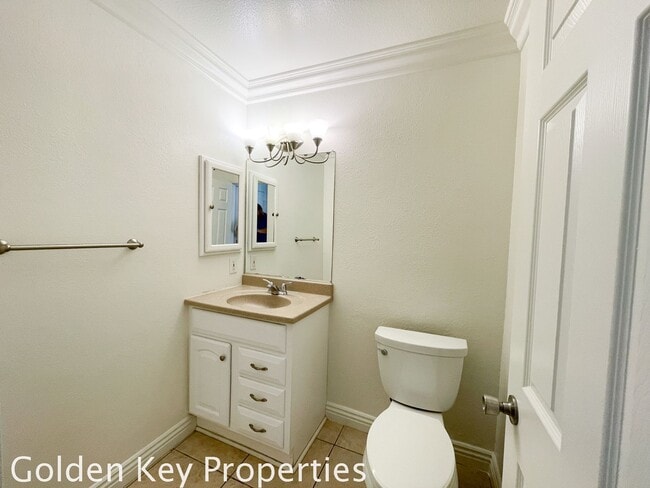 Building Photo - 4BR/3.5BA Home In Encinitas! New Carpet! F...