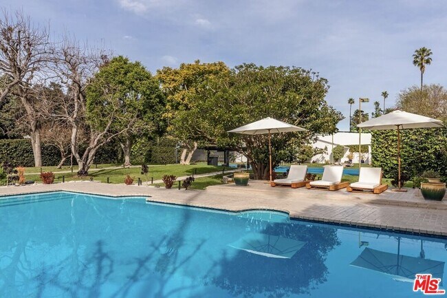 Building Photo - 624 N Beverly Dr