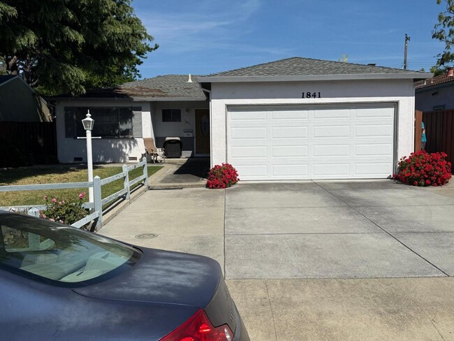 Building Photo - 1841 Briarwood Dr