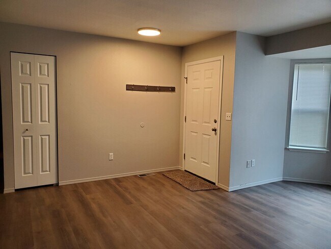 Building Photo - Updated 3 Bedroom 2 Bath Duplex In East Port Orchard
