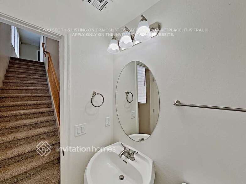 Building Photo - 1490 S Avocet St