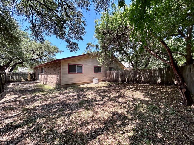 Building Photo - 8802 Pineridge Dr