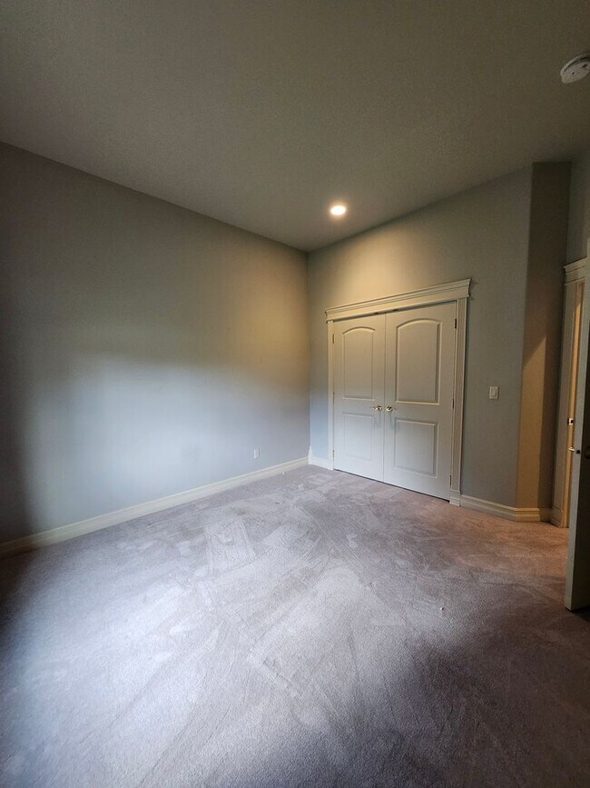 Building Photo - 718 Briarwood Dr