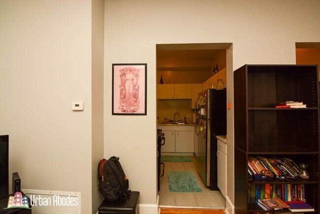 Building Photo - 2030 N Oakley Ave