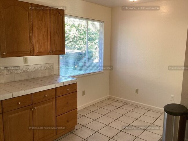 Building Photo - Spacious & cheerfully bright large single-...