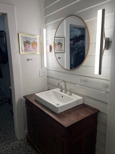 Building Photo - 215 W Gwinnett St