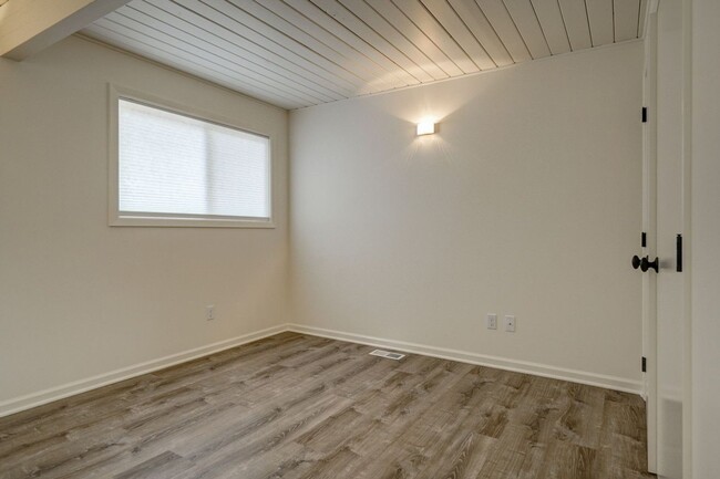 Building Photo - Updated 3 Bedroom 2 Bath Single Level Dupl...