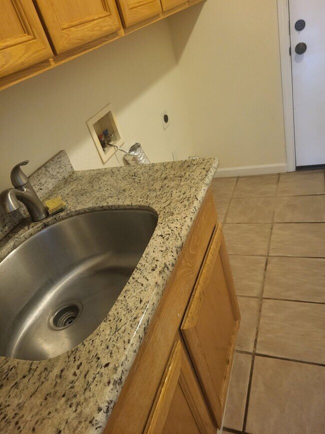 Building Photo - 5049 Pine Lake Ct