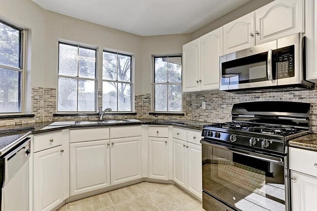 Building Photo - 20622 Broughwood Cir