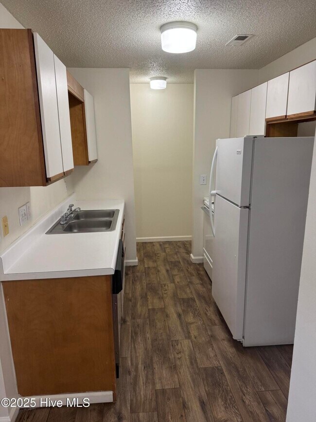 Building Photo - 4004 Whitebridge Dr