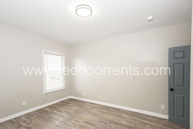 Building Photo - 1329 E Market St