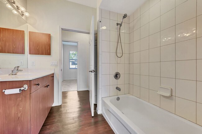 Building Photo - Living Large at a Beautiful 3/2 in Northport