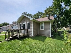 Building Photo - 2 Bedroom, 1 Bathroom Home with Detached G...