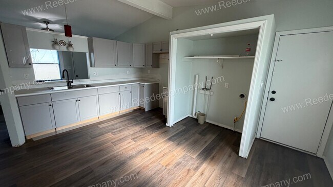 Building Photo - Newly updated 3 bedroom house
