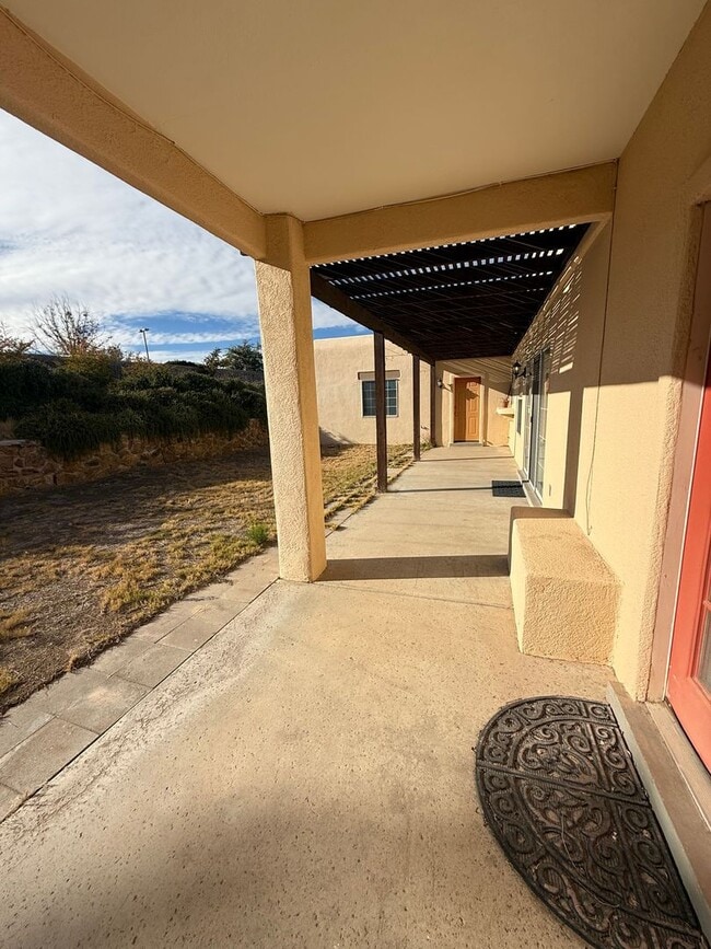 Building Photo - Beautiful 3 Bedroom/2.5 Bathroom Home Located off Roadrunner