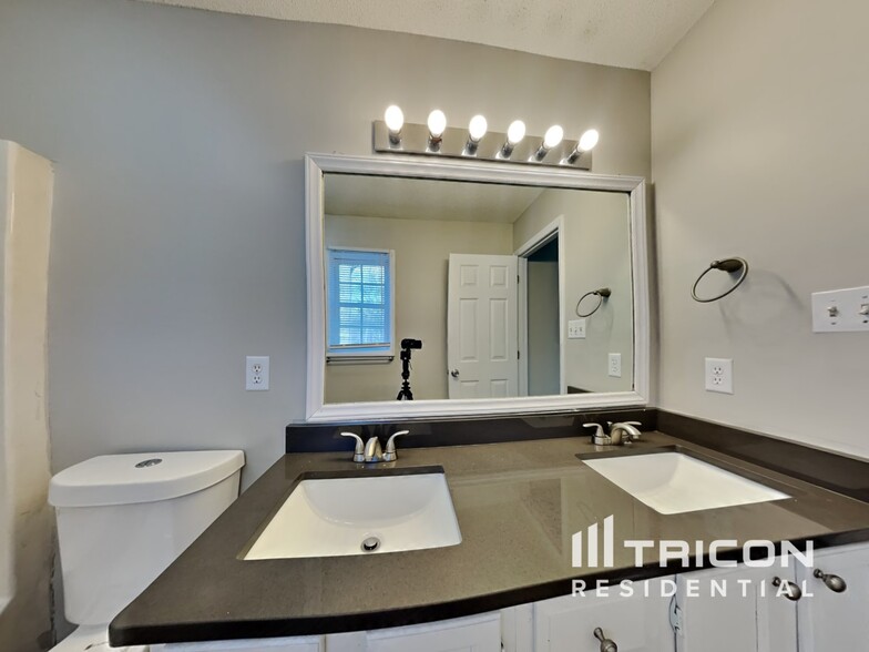 Building Photo - 3008 Brittany Dr