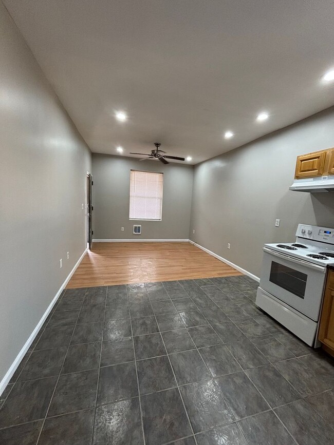 Building Photo - CHARMING STUDIO APARTMENT IN NORTH PHILADE...