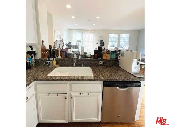 Building Photo - 10533 Maple Ln