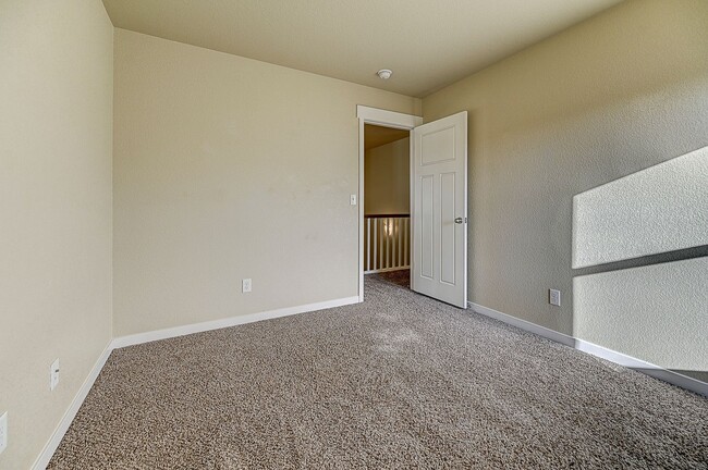 Building Photo - HUGE SIX (6!!!) BD HOME IN LORSON RANCH!