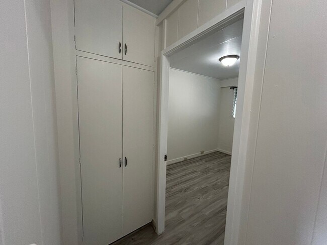Building Photo - 2201