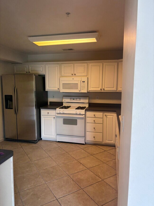 Building Photo - 900 Charnell Dr