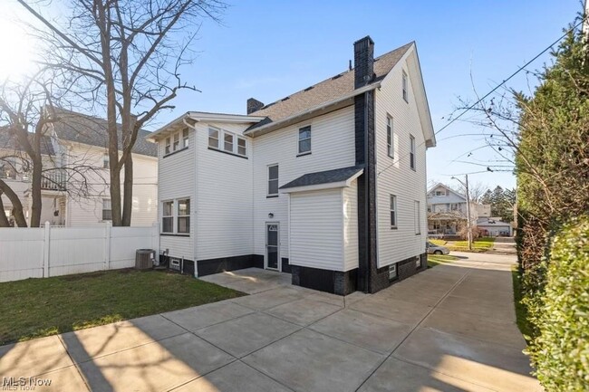 Building Photo - 1643 Lincoln Ave