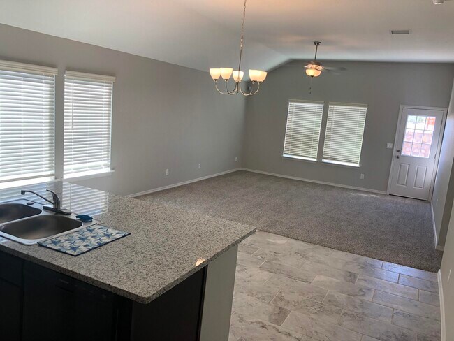 Building Photo - 825 Whitebrush Dr