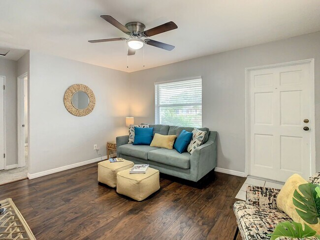 Building Photo - Available Today! Centrally Located St Pete House Furnished for Rent!