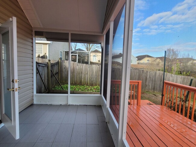 Building Photo - MODERN 3/2 w/ Garage, Spa Tub, Wood Floors...