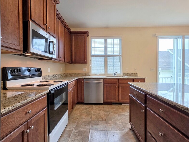 Building Photo - 214 Sagamore Hl